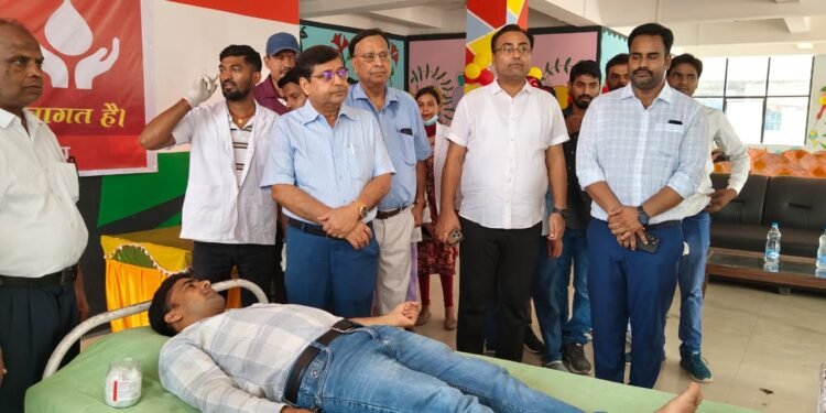 इंसानियत की जीती-जागती मिसाल! गढ़वा टाउन हॉल में रक्तदाताओं ने रचा इतिहास; खुद DC ने थपथपाई पीठ, बोले— “रक्तदान से बढ़कर कोई दूसरा उपहार नहीं!”