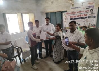 अब लाइसेंस के लिए नहीं काटने पड़ेंगे जिला मुख्यालय के चक्कर! गढ़वा के मेराल में उमड़ा जनसैलाब; DTO ने खुद ऑन-द-स्पॉट बांटे 100 लर्निंग लाइसेंस