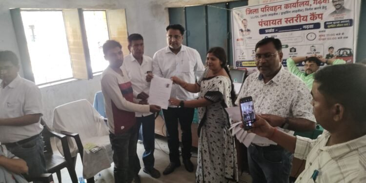 अब लाइसेंस के लिए नहीं काटने पड़ेंगे जिला मुख्यालय के चक्कर! गढ़वा के मेराल में उमड़ा जनसैलाब; DTO ने खुद ऑन-द-स्पॉट बांटे 100 लर्निंग लाइसेंस