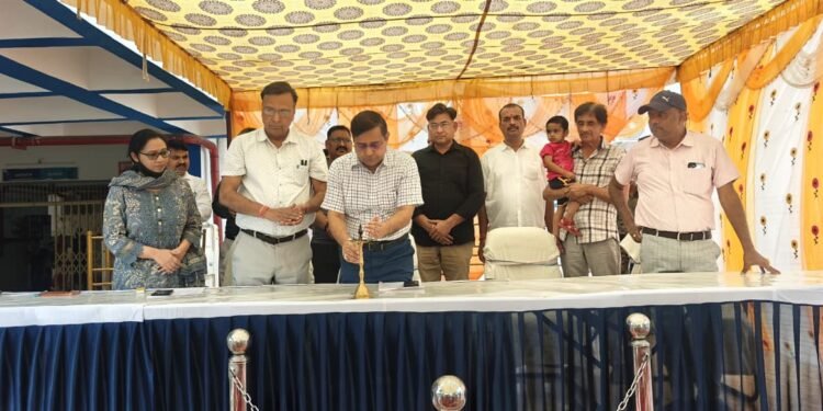 गढ़वा के 3 लाख से अधिक नौनिहालों को मिला ‘जिंदगी का सुरक्षा कवच’! खुद DC पशुपति नाथ मिश्रा ने नवजात को अपने हाथों से पिलाई पोलियो की दो बूंद