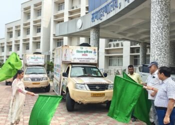 अब खेतों तक पहुंचेगी हाई-टेक तकनीक और सरकारी योजनाएं! गढ़वा DC ने ‘डिजिटल बिरसा कृषि रथों’ को दिखाई हरी झंडी; पंचायतों में चौपाल लगाकर किसानों को समृद्ध बनाने का महा-अभियान शुरू