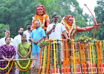 “क्रांति की आग कभी बुझती नहीं, चिंगारी सदैव जलती है!”— हूल दिवस पर भावुक हुए सीएम हेमंत सोरेन; सिदो-कान्हू की प्रतिमा पर कल्पना सोरेन संग टेका माथा