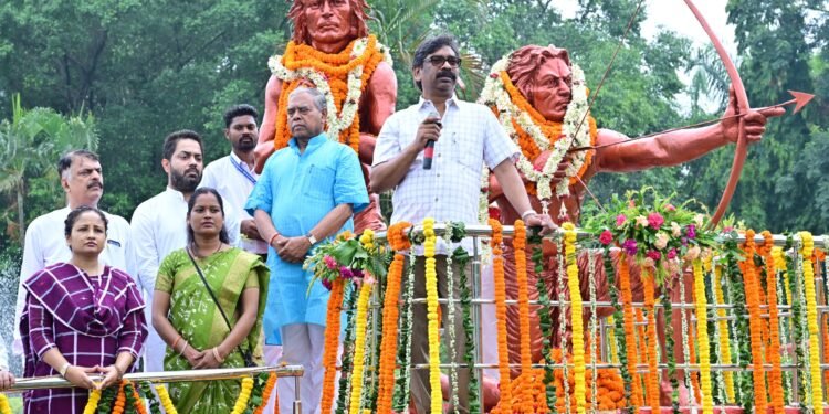 “क्रांति की आग कभी बुझती नहीं, चिंगारी सदैव जलती है!”— हूल दिवस पर भावुक हुए सीएम हेमंत सोरेन; सिदो-कान्हू की प्रतिमा पर कल्पना सोरेन संग टेका माथा