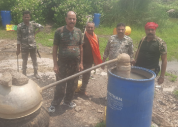 गढ़वा में अवैध शराब माफियाओं पर कड़ा प्रहार! उत्पाद विभाग ने मझिआंव में 2 भट्ठियां कीं ध्वस्त; 1100 किग्रा जावा-महुआ नष्ट, 3 पर केस दर्ज