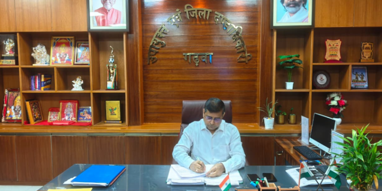 गढ़वा में वोटर लिस्ट शुद्धिकरण का काम अंतिम चरण में! 7.43 लाख से अधिक प्रपत्रों का डिजिटाइजेशन पूरा; 5 अगस्त को प्रकाशित होगा प्रारूप