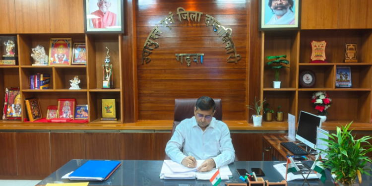 गढ़वा में वोटर लिस्ट शुद्धिकरण का काम अंतिम चरण में! 7.45 लाख से अधिक प्रपत्रों का डिजिटाइजेशन पूरा; 5 अगस्त को प्रकाशित होगा प्रारूप