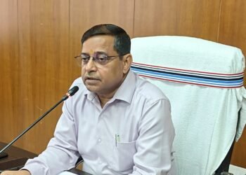 वोटर लिस्ट से नहीं छूटेगा एक भी भारतीय नाम! गढ़वा DC पशुपति नाथ मिश्रा ने फूंका SIR 2026 का बिगुल; 30 जुलाई तक घर-घर जाकर इन्यूमरेशन फॉर्म बांटेंगी BLO; गलत जानकारी देने पर जेल!