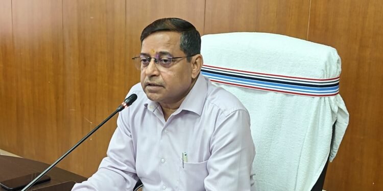 वोटर लिस्ट से नहीं छूटेगा एक भी भारतीय नाम! गढ़वा DC पशुपति नाथ मिश्रा ने फूंका SIR 2026 का बिगुल; 30 जुलाई तक घर-घर जाकर इन्यूमरेशन फॉर्म बांटेंगी BLO; गलत जानकारी देने पर जेल!