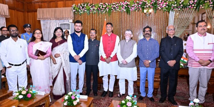 पारदर्शिता और जनहित के नए युग की शुरुआत! लोक भवन में गूंजी देश सेवा की सौगंध; राज्यपाल ने 4 नवनियुक्त सूचना आयुक्तों को दिलाई शपथ, साक्षी बने सीएम हेमंत सोरेन