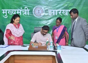 लोकतंत्र के महापर्व में सीएम हेमंत सोरेन ने पेश की मिसाल! आवासीय कार्यालय में खुद भरा ‘SIR’ फॉर्म; विधायक कल्पना सोरेन संग कराया वोटर लिस्ट का सत्यापन