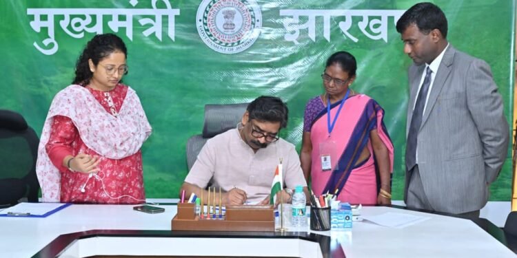 लोकतंत्र के महापर्व में सीएम हेमंत सोरेन ने पेश की मिसाल! आवासीय कार्यालय में खुद भरा ‘SIR’ फॉर्म; विधायक कल्पना सोरेन संग कराया वोटर लिस्ट का सत्यापन
