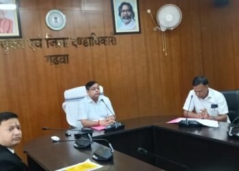कोख में कत्ल करने वालों की अब खैर नहीं, गढ़वा DC का अल्टीमेटम! अवैध अल्ट्रासाउंड सेंटर होंगे सील; लिंग जांच की गुप्त सूचना देने वाले को मिलेगा ₹1,00,000 का बंपर इनाम
