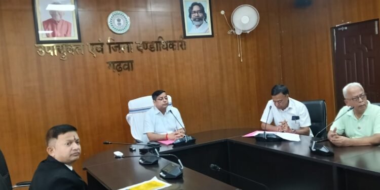 कोख में कत्ल करने वालों की अब खैर नहीं, गढ़वा DC का अल्टीमेटम! अवैध अल्ट्रासाउंड सेंटर होंगे सील; लिंग जांच की गुप्त सूचना देने वाले को मिलेगा ₹1,00,000 का बंपर इनाम