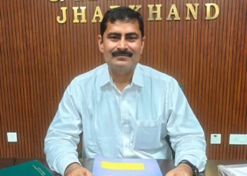 गढ़वा में चुनाव अमले पर टूटा प्रशासन का कहर! वोटर लिस्ट के काम में ‘लापरवाही’ पर सुपरवाइजर को अल्टीमेटम; 24 घंटे में दें जवाब, वरना नौकरी से हाथ धोने के साथ होगी सीधे FIR