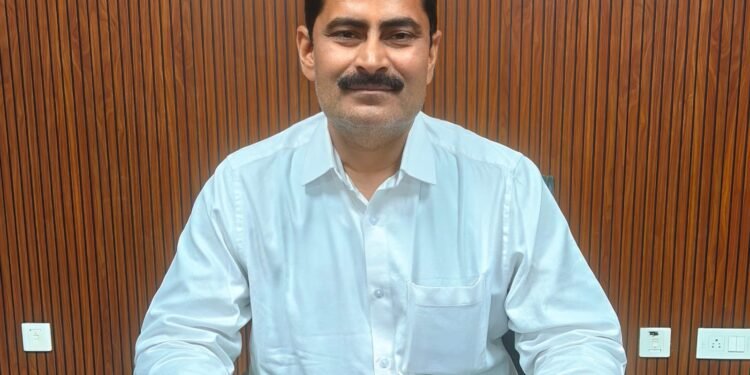 गढ़वा में चुनाव अमले पर टूटा प्रशासन का कहर! वोटर लिस्ट के काम में ‘लापरवाही’ पर सुपरवाइजर को अल्टीमेटम; 24 घंटे में दें जवाब, वरना नौकरी से हाथ धोने के साथ होगी सीधे FIR
