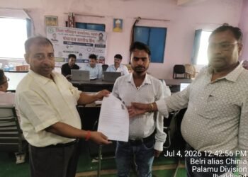 गढ़वा में ऐतिहासिक पहल, जिला मुख्यालय के चक्करों से मिली मुक्ति! चिनिया में गांव-गांव पहुंचा परिवहन विभाग; DTO धीरज प्रकाश ने ऑन-द-स्पॉट बांटे 125 लर्निंग लाइसेंस