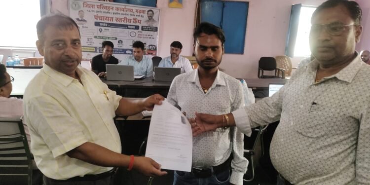 गढ़वा में ऐतिहासिक पहल, जिला मुख्यालय के चक्करों से मिली मुक्ति! चिनिया में गांव-गांव पहुंचा परिवहन विभाग; DTO धीरज प्रकाश ने ऑन-द-स्पॉट बांटे 125 लर्निंग लाइसेंस