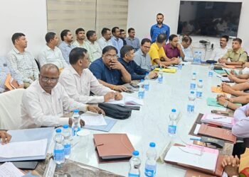 गढ़वा में विधानसभा समिति की हाई-लेवल बैठक, सुस्त अफसरों को दी गई सख्त चेतावनी! अध्यक्ष सुरेश पासवान का अल्टीमेटम— “जनता के सवालों पर लापरवाही की तो खैर नहीं”