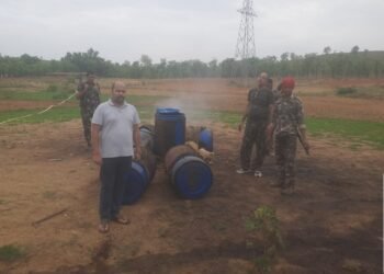 गढ़वा में अवैध शराब माफियाओं पर उत्पाद विभाग का ‘बुलडोजर’ एक्शन! हरादाग में धधकती भट्ठियां ध्वस्त; 1000 किलो जावा-महुआ मटियामेट
