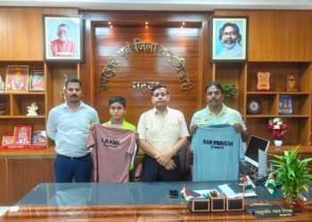 गढ़वा की ‘धाकड़’ बेटी लक्ष्मी कुमारी ने रिंग में गाड़े झंडे, नेशनल बॉक्सिंग में जीता सिल्वर! DC पशुपति नाथ मिश्रा ने किया भव्य सम्मान
