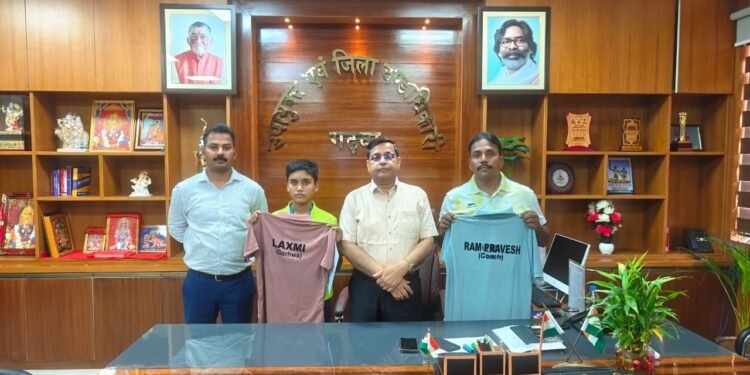 गढ़वा की ‘धाकड़’ बेटी लक्ष्मी कुमारी ने रिंग में गाड़े झंडे, नेशनल बॉक्सिंग में जीता सिल्वर! DC पशुपति नाथ मिश्रा ने किया भव्य सम्मान