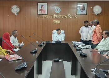 गढ़वा समाहरणालय में फरियादियों की उमड़ी भीड़, DC ने एक-एक कर सुनीं सबकी मुश्किलें; बोले उपायुक्त— “जनता के काम में लापरवाही की, तो खैर नहीं!”