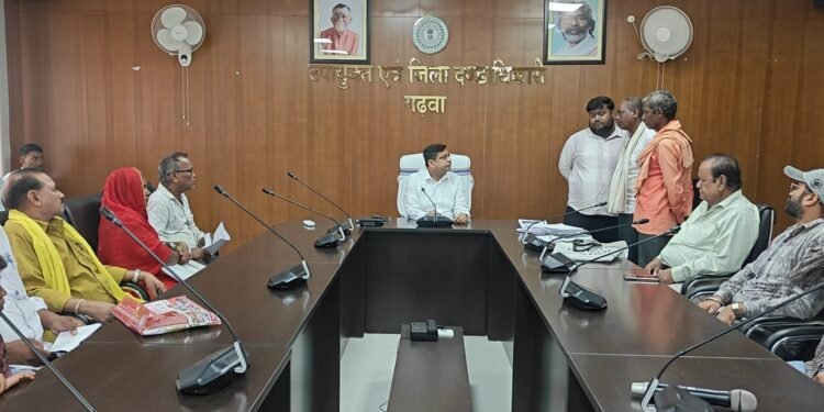 गढ़वा समाहरणालय में फरियादियों की उमड़ी भीड़, DC ने एक-एक कर सुनीं सबकी मुश्किलें; बोले उपायुक्त— “जनता के काम में लापरवाही की, तो खैर नहीं!”