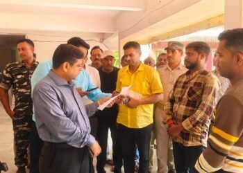 गढ़वा DC का सुदूरवर्ती प्रखंडों में ‘सप्राइज’ औचक निरीक्षण, भंडरिया से बड़गड़ तक हड़कंप! गायब डॉक्टर पर गिरी गाज, जल संकट पर तुरंत बोरिंग का आदेश