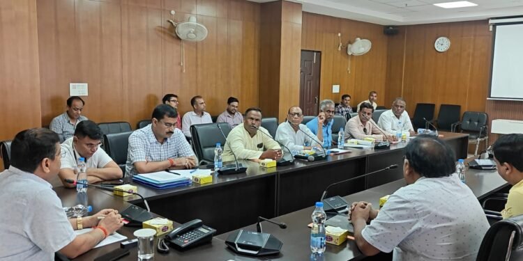 गढ़वा में वोटर लिस्ट पुनरीक्षण को लेकर DC की सर्वदलीय बैठक, 14 जुलाई को हर बूथ पर सजेगी ‘चुनाव पाठशाला’! 98.20% प्रपत्रों का वितरण पूरा