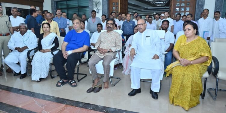 पूर्व मंत्री मन्नान मल्लिक के निधन से शोक में डूबा झारखंड, विधानसभा पहुंचे CM हेमंत सोरेन; पार्थिव शरीर पर पुष्पचक्र अर्पित कर ढांढ़स बंधाया