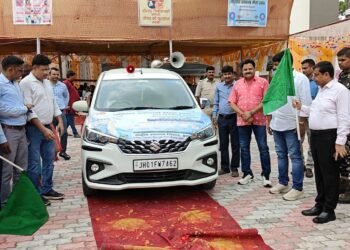 गढ़वा में विश्व जनसंख्या दिवस पर स्वास्थ्य वीरों का ‘महा-सम्मान’, उपायुक्त ने दिखाई जागरूकता रथ को हरी झंडी; नुक्कड़ नाटक ने मोहा मन