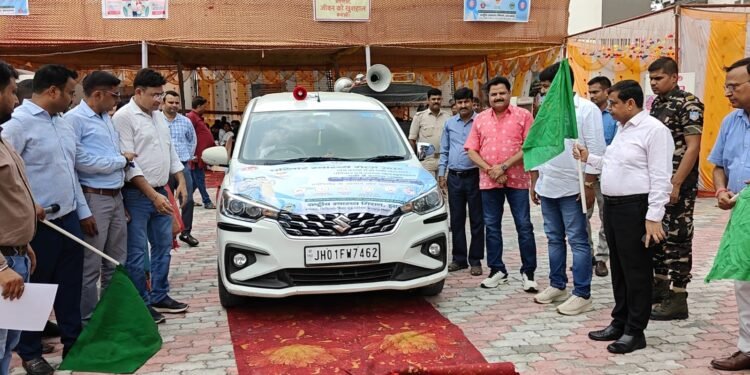 गढ़वा में विश्व जनसंख्या दिवस पर स्वास्थ्य वीरों का ‘महा-सम्मान’, उपायुक्त ने दिखाई जागरूकता रथ को हरी झंडी; नुक्कड़ नाटक ने मोहा मन