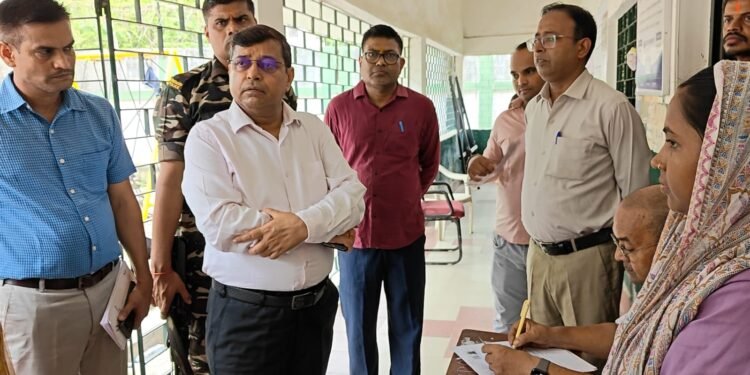 गढ़वा में विश्व जनसंख्या दिवस पर स्वास्थ्य वीरों का ‘महा-सम्मान’, उपायुक्त ने दिखाई जागरूकता रथ को हरी झंडी; नुक्कड़ नाटक ने मोहा मन