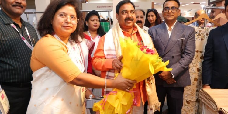‘लोकल से ग्लोबल’ हुआ झारखंड का हुनर! भारत टेक्स 2026 में गूंजी तसर-कुचाई सिल्क की गूंज; 6 GI टैग उत्पादों ने दुनिया को चौंकाया