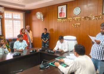 गढ़वा समाहरणालय में DC की ‘ऑन-द-स्पॉट’ अदालत, जमीन मुआवजे से लेकर ‘मंईयां सम्मान योजना’ की शिकायतों पर लिया कड़ा एक्शन!