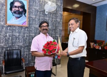 रेलवे स्टेशनों की बदलेगी सूरत! मुख्यमंत्री हेमंत सोरेन से मिले DRM; ‘अमृत भारत’ मुरी और पिस्का स्टेशनों के उद्घाटन का दिया न्योता