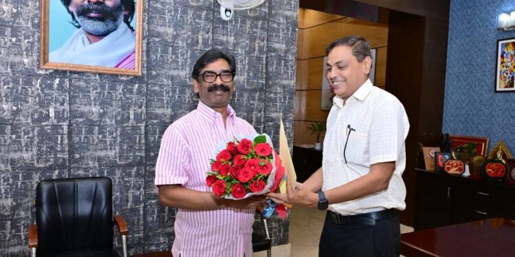 रेलवे स्टेशनों की बदलेगी सूरत! मुख्यमंत्री हेमंत सोरेन से मिले DRM; ‘अमृत भारत’ मुरी और पिस्का स्टेशनों के उद्घाटन का दिया न्योता