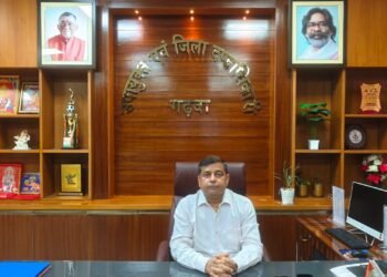 गढ़वा का महा-रिकॉर्ड: मतदाता सूची शुद्धिकरण अभियान में 100% घरों तक पहुंचे BLO, 8.62 लाख से अधिक प्रपत्रों का वितरण पूरा!