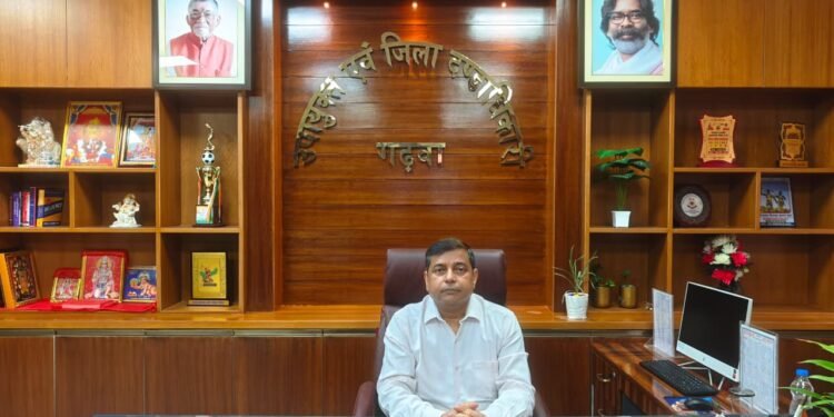 गढ़वा का महा-रिकॉर्ड: मतदाता सूची शुद्धिकरण अभियान में 100% घरों तक पहुंचे BLO, 8.62 लाख से अधिक प्रपत्रों का वितरण पूरा!