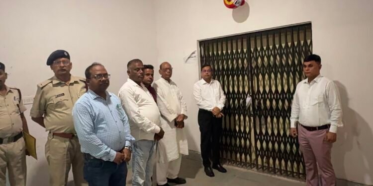 ईवीएम-वीवीपैट की सुरक्षा पर DC का ‘कड़ा पहरा’, वेयरहाउस पहुंचे उपायुक्त पशुपति नाथ मिश्रा; सीसीटीवी से लेकर सुरक्षा बलों की मुस्तैदी जांची!