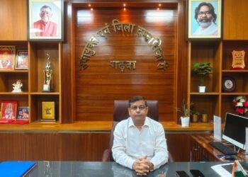 गढ़वा प्रशासन का ऐतिहासिक कीर्तिमान! 8.62 लाख से अधिक वोटर फॉर्म बांटकर रचा इतिहास; अब डिजिटाइजेशन और सत्यापन पर DC का महा-फोकस