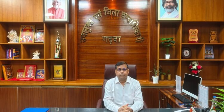 गढ़वा प्रशासन का ऐतिहासिक कीर्तिमान! 8.62 लाख से अधिक वोटर फॉर्म बांटकर रचा इतिहास; अब डिजिटाइजेशन और सत्यापन पर DC का महा-फोकस