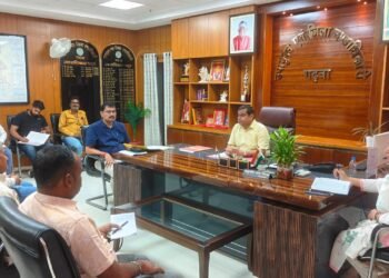 गढ़वा के किसानों के लिए राहत भरी खबर! यूरिया की कालाबाजारी पर DC का महा-एक्शन; अधिक दाम वसूला तो सीधे रद्द होगा लाइसेंस और दर्ज होगी FIR
