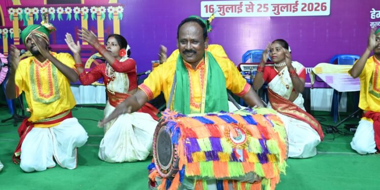 रथ मेला में लोक संस्कृति और योजनाओं का महासंगम! IPRD के मंच पर थिरके कलाकार; पद्मश्री मधु मंसूरी बोले— ‘सराहनीय है सरकार की पहल’