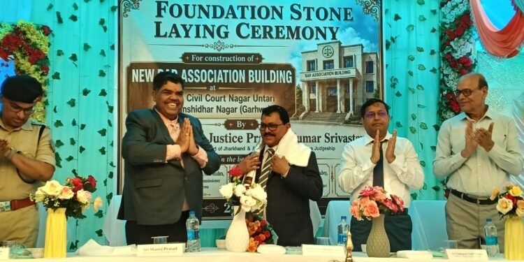 गढ़वा के अधिवक्ताओं का इंतजार खत्म! सब डिविजनल बार एसोसिएशन भवन का हुआ भव्य शिलान्यास; जस्टिस प्रदीप कुमार श्रीवास्तव ने रखी आधारशिला