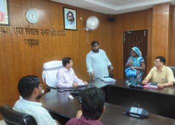 जनता के दरबार में सीधे एक्शन में उपायुक्त! बिजली, पेंशन और आधार केंद्र की मनमानी पर गढ़वा DC का सख्त रुख