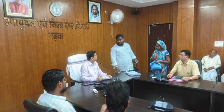 जनता के दरबार में सीधे एक्शन में उपायुक्त! बिजली, पेंशन और आधार केंद्र की मनमानी पर गढ़वा DC का सख्त रुख
