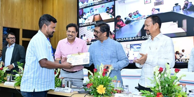 जमशेदपुर में खुलेगा वर्ल्ड क्लास ड्राइविंग इंस्टीट्यूट! CM हेमंत सोरेन की मौजूदगी में सरकार और टाटा मोटर्स का बड़ा MoU; 10 हजार को मिले लाइसेंस