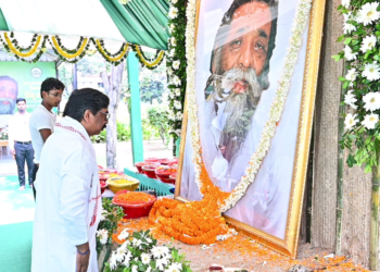दिशोम गुरु शिबू सोरेन की प्रथम पुण्यतिथि पर भावुक हुए CM हेमंत! मोरहाबादी आवास पर दी भावभीनी श्रद्धांजलि; कहा— ‘बाबा का संघर्ष और विचार सदैव अमर रहेगा’