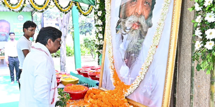 दिशोम गुरु शिबू सोरेन की प्रथम पुण्यतिथि पर भावुक हुए CM हेमंत! मोरहाबादी आवास पर दी भावभीनी श्रद्धांजलि; कहा— ‘बाबा का संघर्ष और विचार सदैव अमर रहेगा’